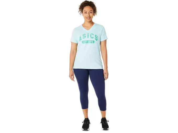 DAMEN-KURZARM-T-SHIRT MIT V-AUSSCHNITT „EST 1977“ DAMEN-KURZARM-T-SHIRT MIT V-AUSSCHNITT „EST 1977“